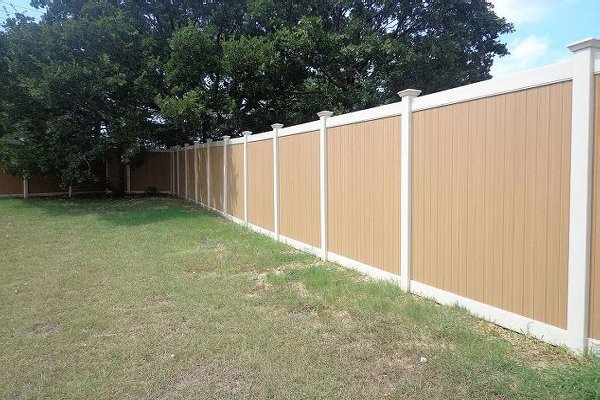 VINYL PRIVACY FENCE